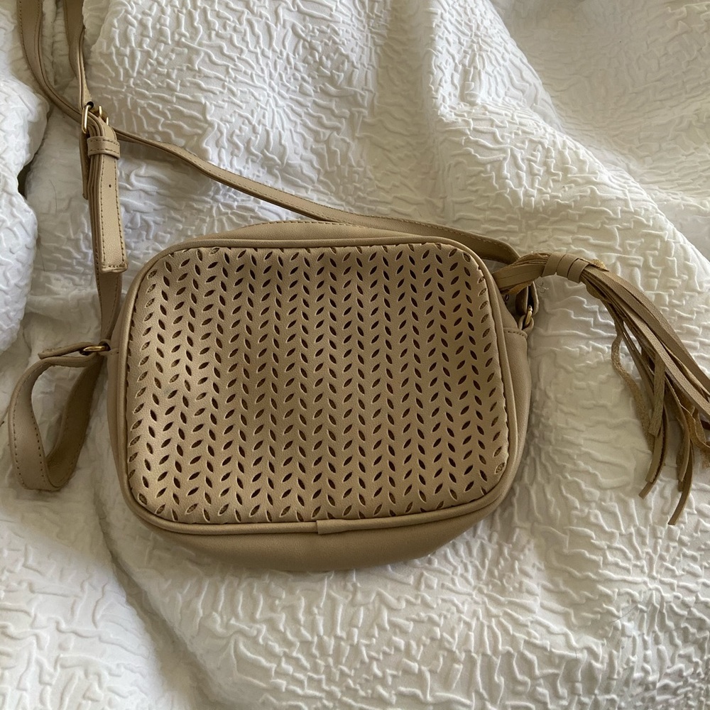 Cute cross-body bag perfect for any season